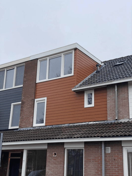 Kunststof kozijnen en gevelbekleding geplaatst